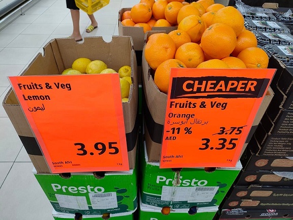 南アフリカ共和国産のオレンジとレモン。値下げ商品は赤い紙が貼られるので一目でわかる