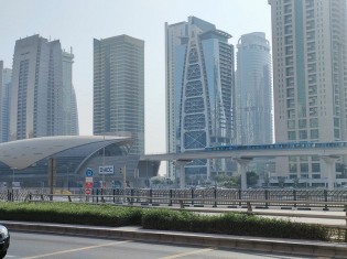 私の最寄り駅DMCCの駅舎にメトロが入っていくようす。毎朝この景色を見て英語学校に登校する