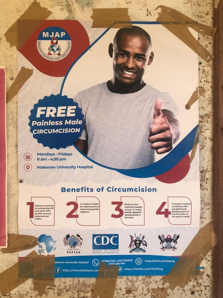 ウガンダのマケレレ大学の構内に掲載されていた医学的な割礼を推奨するポスター（9月10日撮影）
