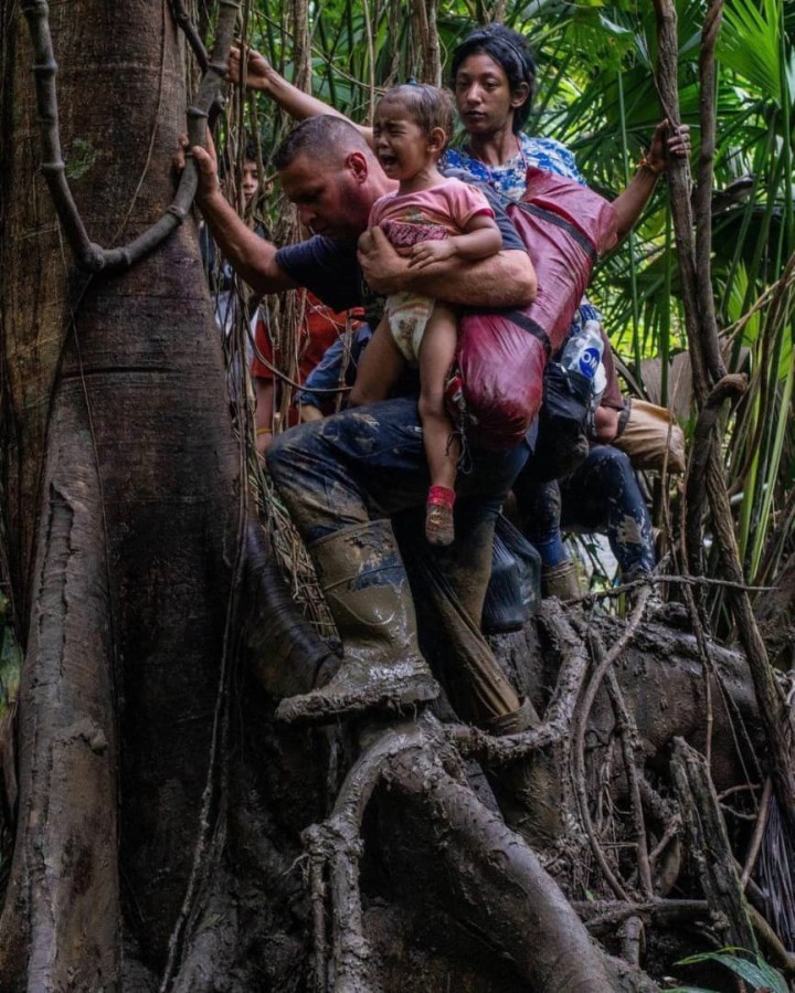 ダリエン地峡を超えるベネズエラ人たち（写真はニューヨークポストのバイラルフォト）