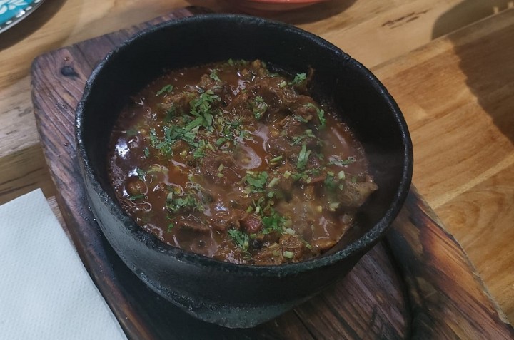 ドバイ市内のレストランで食べたラクダ肉の煮込み。スパイスが効いて臭みはなく、肉もほろほろと柔らかく美味しかった