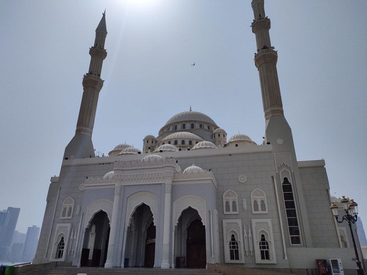 ドバイの隣のシャルジャ首長国に建つ城のようなモスク。高層ビルが集まるドバイ市内にもモスクはたくさんあるが、ここまで大きくない