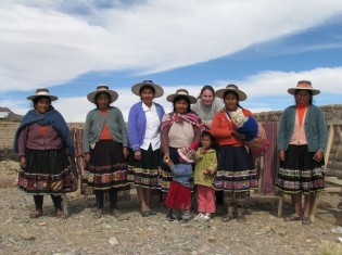アルパカ100％のマフラーの作り手のアイマラ族の女性たち。ボリビアの最大都市ラパスのエルアルト地区で