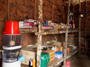 カレン州東部にあるロホ避難民キャンプの中にある医務室。マラリアの薬や解熱剤などしかなく、600人の避難民の健康を維持するには不十分だ