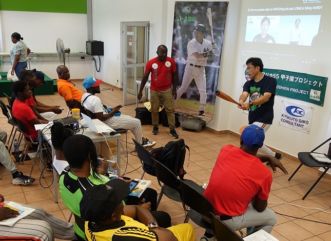 ナイジェリアでバッティングを指導する友成さん。野球人づくりセミナーは野球選手としての心構えとともに技術もしっかり教える（写真提供：J-ABS）