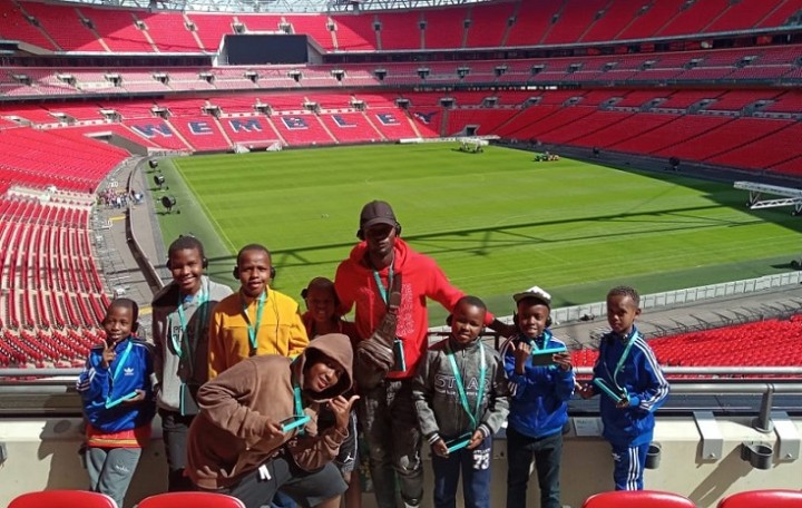遠征で英国に行ったリギンドゴの子どもたち。9万人収容できるウェンブリースタジアムで撮影（写真はアモロさん提供）