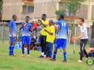 選手を指導するラシディ・アモロさん（左から3人目）。コーチとして所属するプロサッカーチームのリギンドゴは2022年、ケニアディビジョン2（4部リーグ）で優勝した（写真はアモロさん提供）