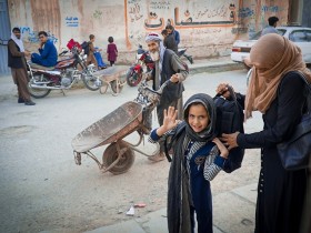 世界最弱パスポートの国アフガニスタンの人たち(Wanman uthmaniyyah氏が撮影。Unsplashから引用)