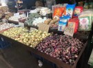 タルラック市の市場に並ぶタマネギ(1月24日朝撮影)。タマネギの値段はピークよりは少しずつ下がり始めた。1キログラム150~290ペソ(360~700円)。だが依然として高いままだ