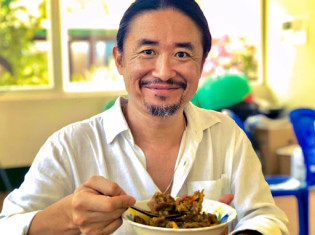 ミャンマー料理研究家の保芦ヒロスケさん。ミャンマー各地を訪れ、カレーを食べ比べる（保芦さん提供）