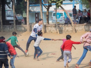 インド・ビハール州ガヤー県にある孤児院でサッカーを教える萩原望さん（写真は萩原さん提供）