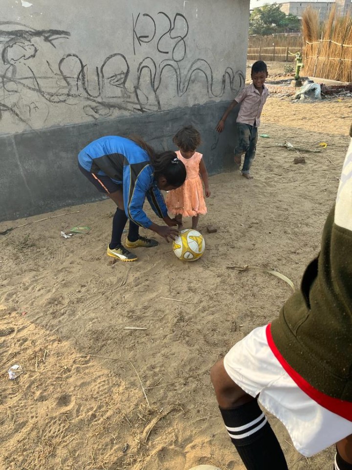サッカーがうまくなった女の子が、小さい子どもにサッカーを教える。これにより女の子は自信をつけていく（写真は萩原さん提供）