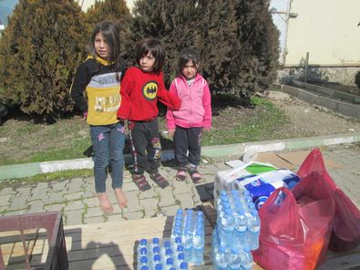 パルシックが届けた支援品に集まる子どもたち。トルコ・カフラマンマラシュで2月12日に撮影（写真はパルシック提供）