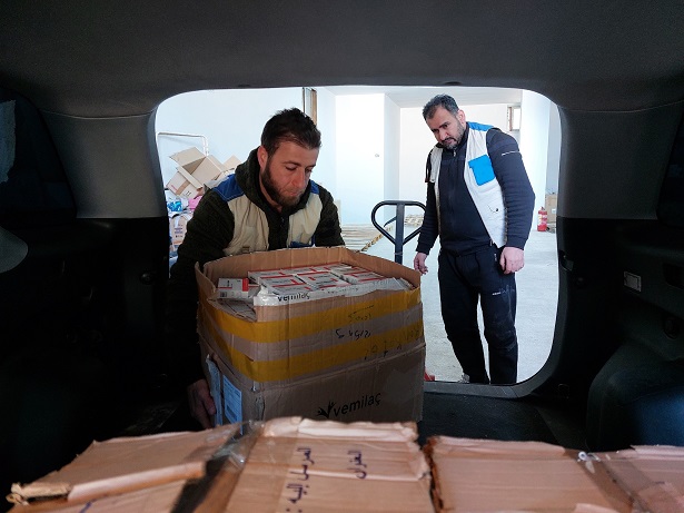 シリア北部で2月16日に、医療品を届けに行くパルシックの提携団体の職員（写真はパルシック提供）