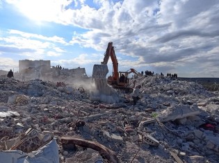 地震で建物は完全に崩壊した。がれきの下に埋まった人の救助は難航する。シリア北部で2月7日に撮影（写真はパルシック提供）