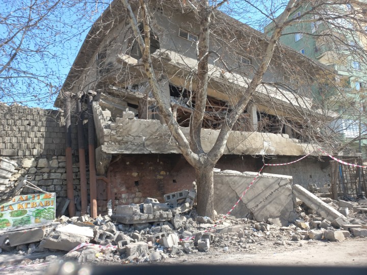 地震で傾いた民家。トルコ・カフラマンマラシュで2月24日に撮影（写真はパルシック提供）