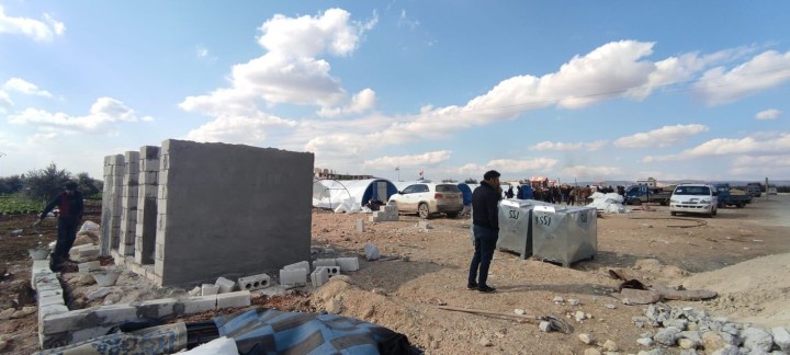 Stand with Syria Japanの支援でシリア側の被災地に建設中の簡易トイレ。トイレ以外にもテント、食料、防寒具などすべてのものが足りていない（写真提供：NPO法人Stand with Syria Japan）