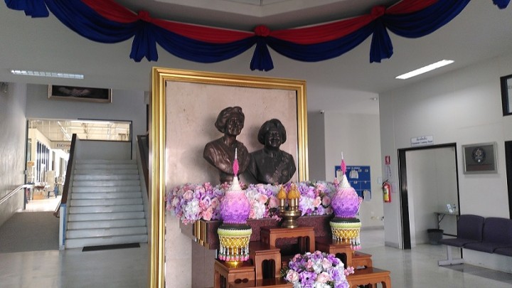 シーナカリン王太后（左）とナラーティワートラーチャナカリン王女（右）の銅像。タイ義肢財団の入り口に飾られている。タイ義肢財団の創設当時、王太后と王女はそれぞれ名誉会長、会長を務めた