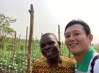 農業スタートアップのアグリミッションを創立した綿貫大地さん。野菜の買い付け先の農家を訪問しているところ