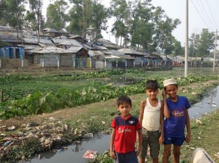 バングラデシュ・コックスバザール県にあるクトゥパロン難民キャンプで暮らす少年たち。2017年には約70万人のロヒンギャがバングラデシュに押し寄せた（写真提供：聖心女子大学グローバル共生研究所）