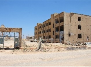 シリア北西部にある、修復する前の学校。校舎の損傷が激しく、周囲のフェンスもすべて破壊されていた（写真提供：ワールド・ビジョン・ジャパン）