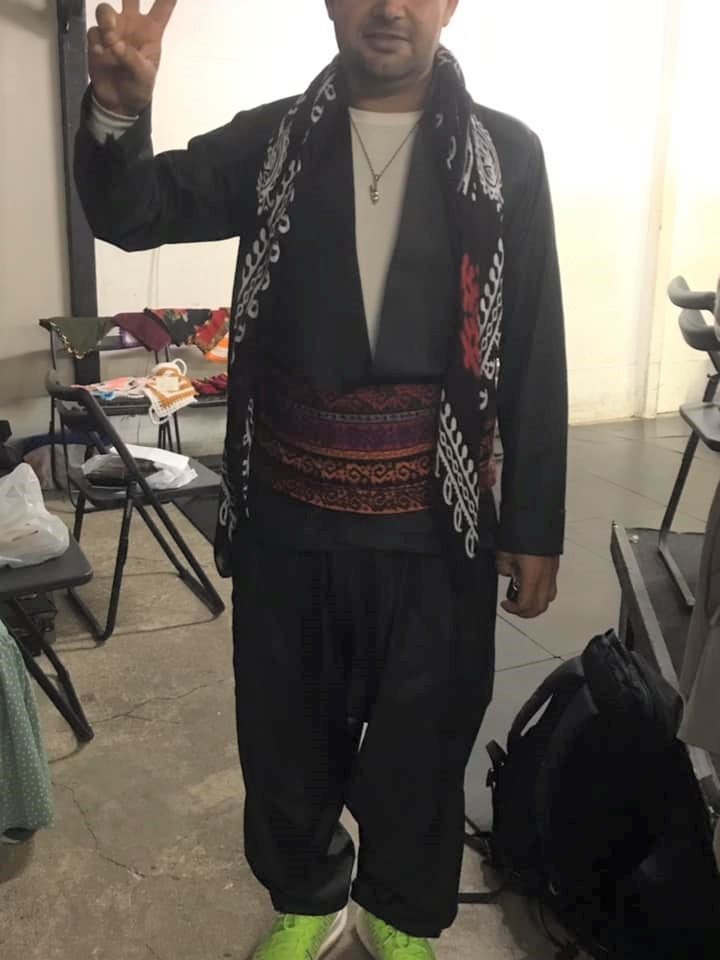 クルドの伝統衣装を着る男性。「遊牧民のクルド人は、紀元前からクルディスタン地域に暮らしてきた。だが今はこの衣装を着るのも禁止され、母国語すら話せない」と苦しい現状を吐露する