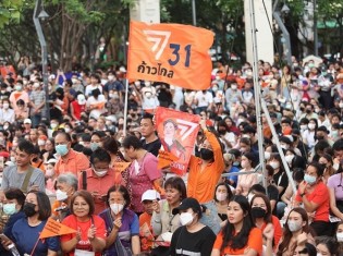 第1党に躍進した前進党の支持者ら。若い世代を中心に支持を広げた。バンコクにある33の小選挙区で32議席を獲得するなど、都市部で圧勝した。写真はチェンマイ