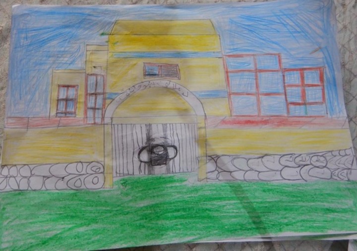 タリバン政権下で、学校に通えなくなった女子生徒が描いた絵。学校の門に大きな鍵がかかっている。開かれていたはずの教育の機会が、ある日突然制限された状況を物語る