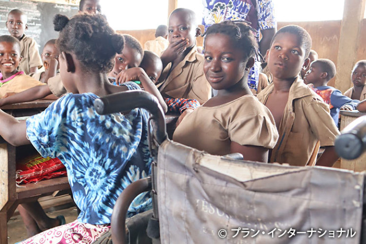 プランが支給した車椅子で通学する女の子