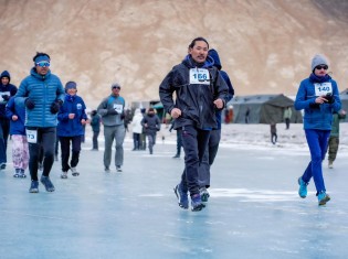 世界一標高の高い氷上マラソンである「パンゴン湖氷上マラソン」に挑む参加者ら。2023年2月に開催（写真提供：チャンバさん）