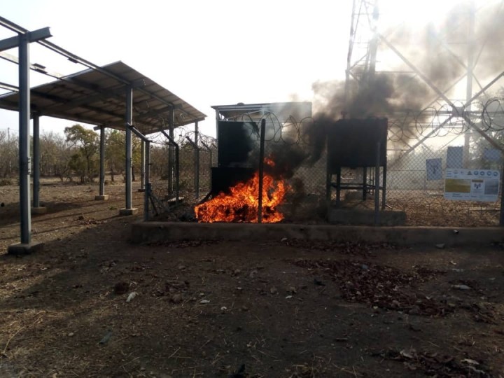 イスラム過激派に燃やされた村の変電設備。ブルキナファソのクルぺゴロ県では非常事態宣言が出たため、住民は学校菜園をやめ、別の地域に逃れた（写真：星野さん提供）