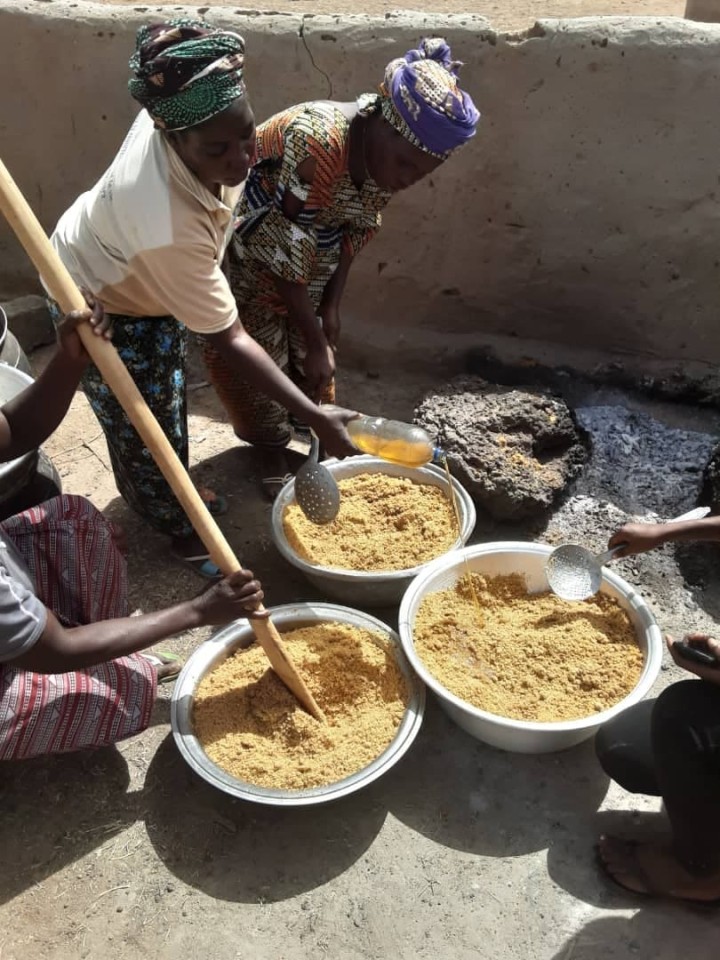 大豆クスクスを作る女性たち。とうもろこしと炒った大豆の粉を1対1で混ぜ、水を加えて粒を作る。油を入れてしっとりさせることもあるという（写真：星野さん提供）