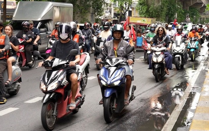 バイクで行進するデモ隊。ラーメン屋のバイクやスパイダーマンの人形を掲げる参加者も