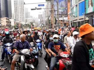 バイクや車から降りずに行進する「カーモブ」。デモ隊はバンコクの繁華街のひとつであるアソーク交差点を出発した