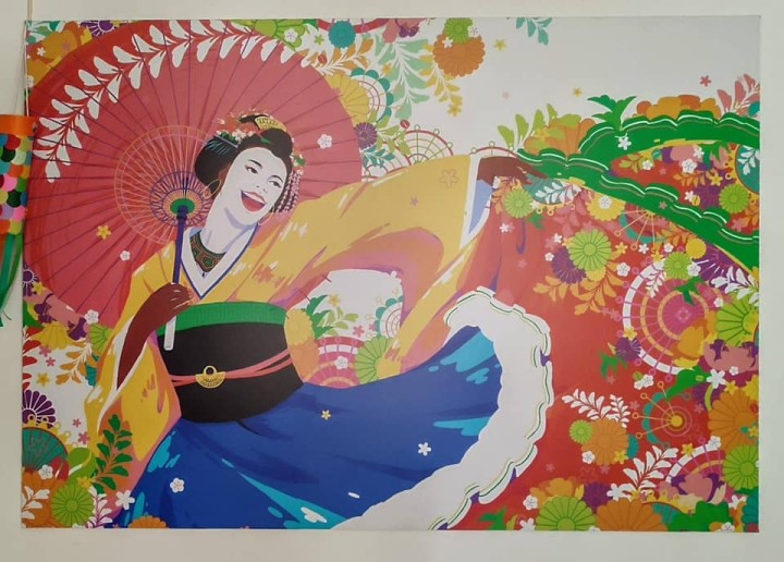 カミロ・アグデロさんが描いた絵。日本の伝統的な文化の舞妓とコロンビアらしいカラフルな雰囲気を融合させたのが特徴的