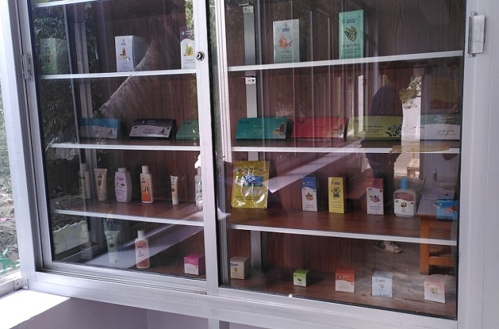 薬局では薬以外にも、チベット茶や薬用クリームなどが売られる。チベット茶は50ルピー（70円）と格安