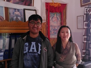 インド・ラダック自治区にあるメンツィーカン診療所で笑顔を見せるチベット医療のレクシェイ・チョーツォ医師（右）とアシスタントのラクパ・ツェリン医師（左）。2人ともチベット医学天体科学研究所の卒業生だ