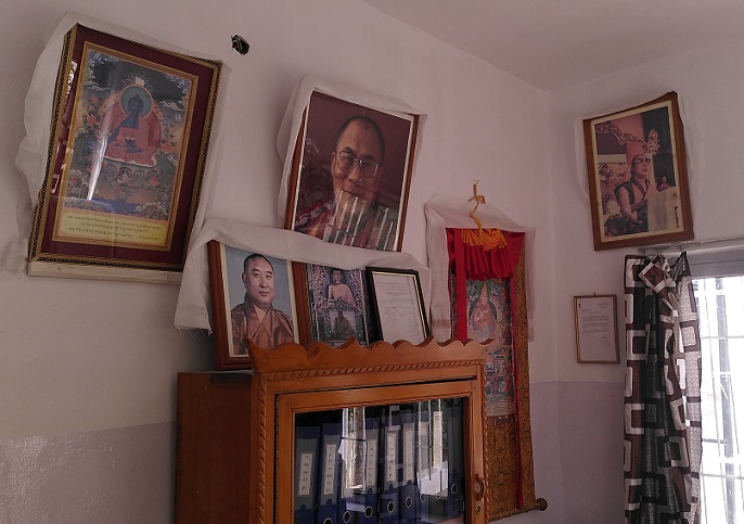 メンツィーカン診療所に掲げられたダライ・ラマとパンチェン・ラマ（チベット仏教のナンバー2）の写真。チベット医療はチベット仏教の考え方を基にしている