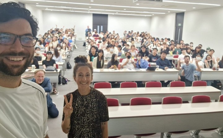 これまで10校以上の大学で講演をした。「日本ではあまり活動家がいないのか、学生は私たちを見て驚いていた」とゴドビさんは笑顔を見せる