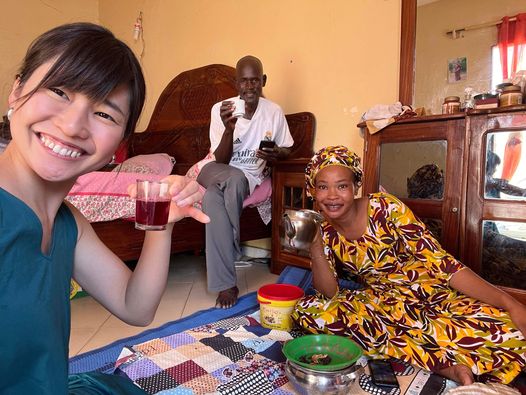 セネガルの友人と写真に映る宮村さん。飲んでいるのは西アフリカでポピュラーなお茶「アターヤ」（写真は本人提供）