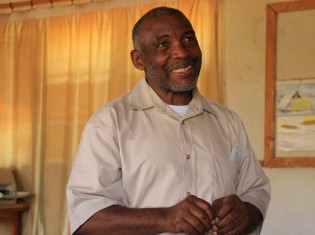 ウムチョムイーザのシナメニ理事長はルワンダ生まれ、コンゴ民主共和国育ち（ルワンダ・キガリのウムチョムイーザ学園で撮影）
