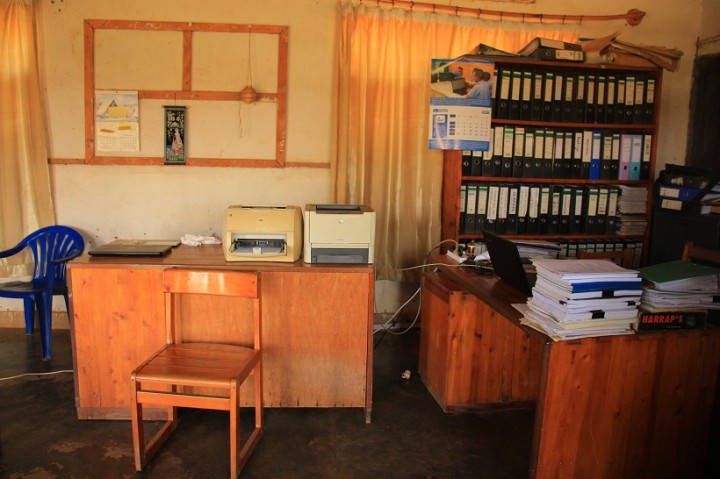 ウムチョムイーザ学園の校舎の中にある教務室（ルワンダ・キガリ）。貧しい子どもたちが通えるよう、日本にあるNGO「ルワンダの教育を考える会」が学費を一部負担する