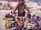 チベットのラサにあるポタラ宮殿の前で撮った記念写真。チベット建築家の平子豊さんは1998年、新疆ウイグルのカシュガルからラサまで2700キロの道のりを自転車で走破した（写真は本人提供）