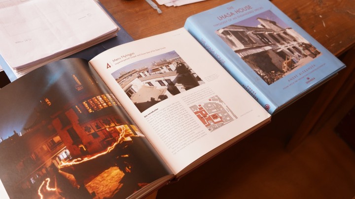ラサの歴史的建造物の構造や歴史を記した貴重な書籍。アンドレ・アレクサンダーさんが中心となってチベット・ヘリテイジ・ファンドが作成した
