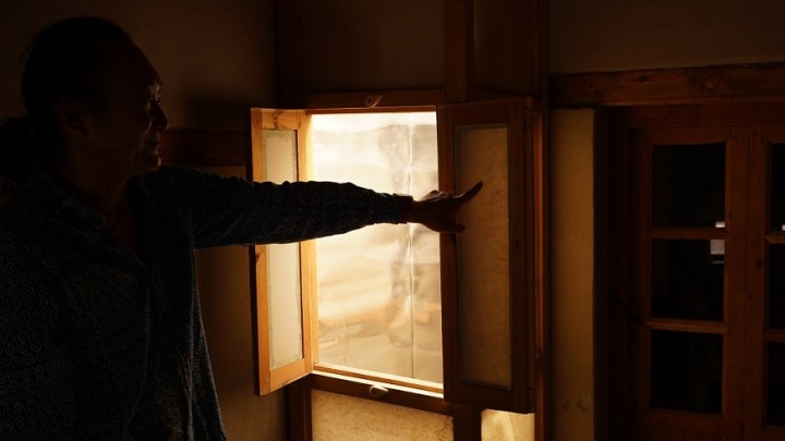 「ライトウェル」と呼ばれる小さな吹き抜け窓。ラダックの伝統的な家は屋内を暖かく保つため、窓は小さい。ライトウェルを設けることで、屋内は明るくなる