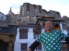 チベット・ヘリテイジ・ファンドのアトリエ「クシュ・ハウス」の屋上で写真に映るチベット建築家の平子豊さん。後ろに見えるのはレー王宮（インド・ラダック）