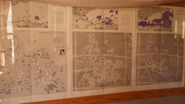 チベット・ヘリテイジ・ファンドのアトリエに掲げられたチベット・ラサの旧市街地の地図。伝統的な建築物を表す白塗りの場所が、時代を追うごとに小さくなっていくのがわかる。1951年に中国に制圧されて以降、ラサでは再開発が進められてきた