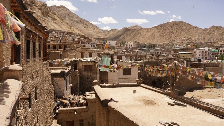 ラダックの主都レーの旧市街地。数十年前までは廃墟が広がっていたが、チベット・ヘリテイジ・ファンドの活動で、住民が少しずつ戻り始めた。土地と家の価格は急上昇中だ