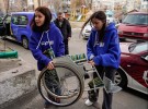 ウクライナ・キーウ近郊のイバンキフ村で車いすを届ける医療支援団体「フューチャー・フォー・ウクライナ（FFU）」のメンバー。2023年3月12日撮影（写真提供：木村正人さん）