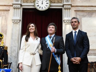 12月10日の大統領就任式で「アルゼンチンに新時代が始まる」と宣言したミレイ大統領（中央）。写真はHonorable Cámara de Diputados de la Nación Argentinaから引用